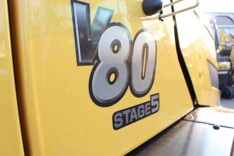 Typenschriftzug des Radladers Yanmar V80