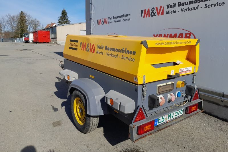 Seitlicher Blick auf den Stromerzeuger Atlas Copco QAX 20