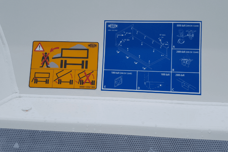 Aufkleber auf dem MAN TGS 35.510 8x4 BB Kipper