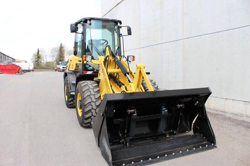 Radlader Yanmar V80 mit Anbauteil Schaufel