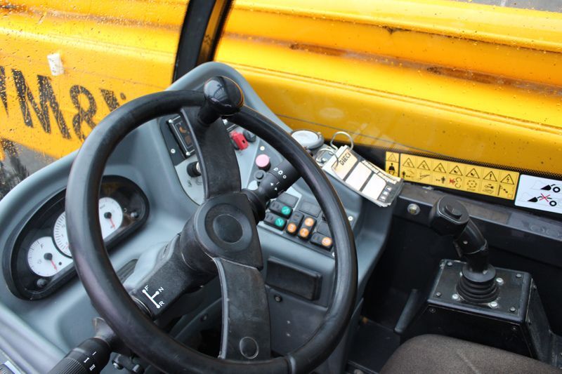 Das Lenkrad in der Kabine des Dieci Pegasus 40.17 Teleskopladers