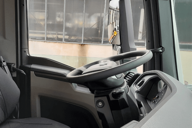 Die Kabine des MAN TGS 35.510 8x4 BB Kipper im Detail