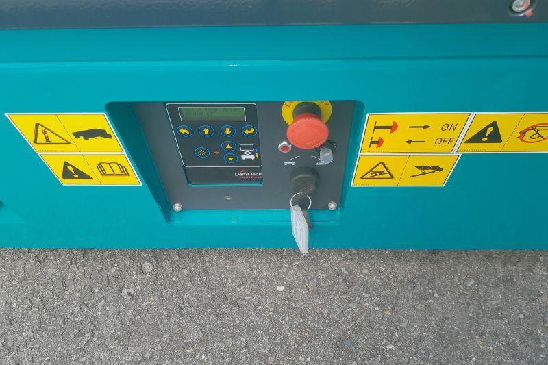 Das nutzerfreundliche Bedienfeld der Scherenbühne SWSL 1008 DC im Detail