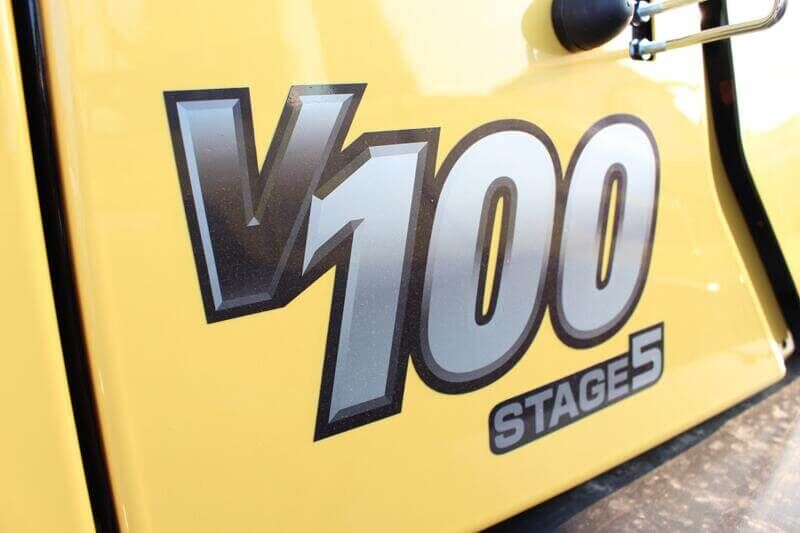 Typenschriftzug des Radladers Yanmar V100 im Detail