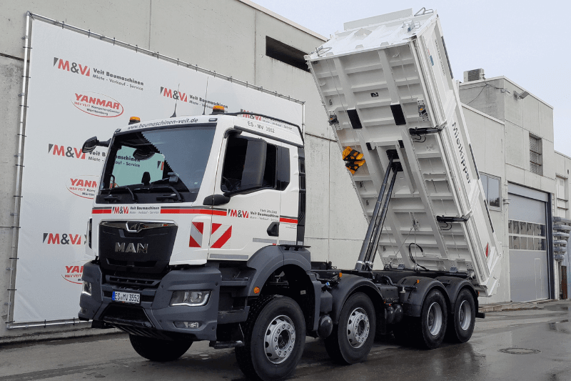 Frontalblick auf den MAN TGS 35.510 8x4 BB Kipper