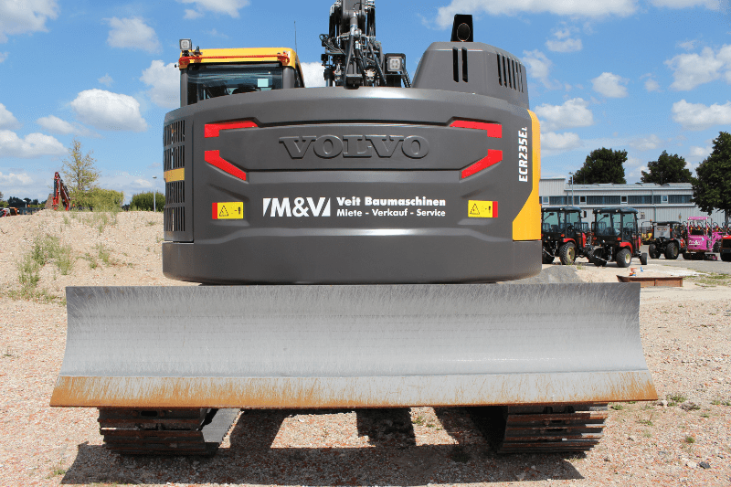 Heckansicht des Volvo ECR235E