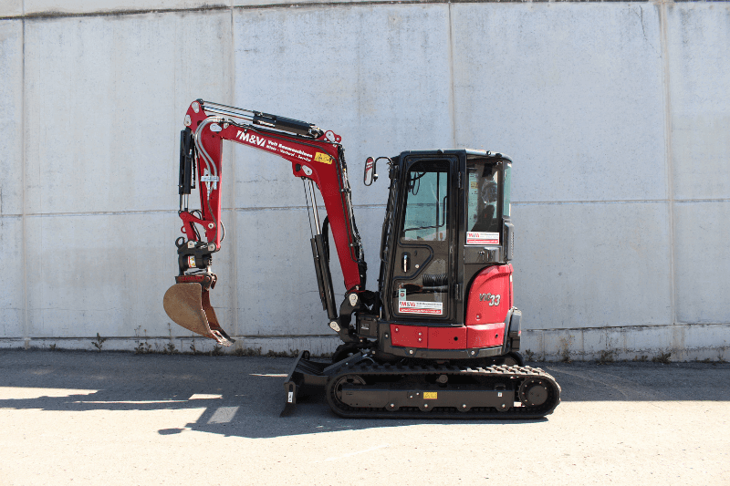 Yanmar ViO33-6 mit Powertilt auf dem Hof einer Baumaschinenvermietung