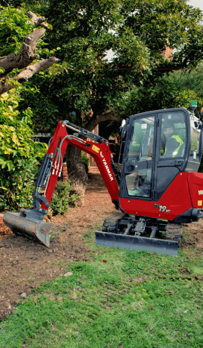 Im Garten mit dem SV19VT Minibagger von Yanmar