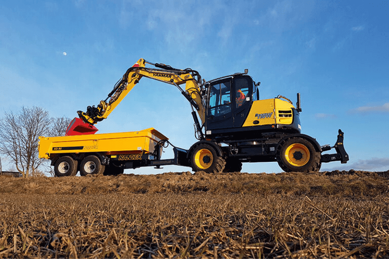 Landwirtschaftliche Arbeiten mit dem B110W Mobilbagger