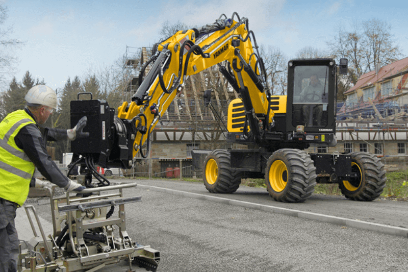 Straßenarbeit mit dem B110W Mobilbagger