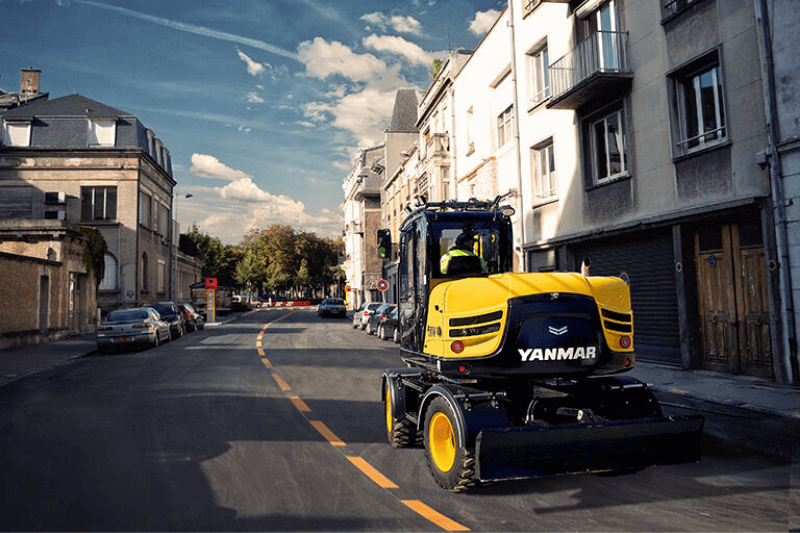 Straßenarbeit unseres Mobilbaggers B75W