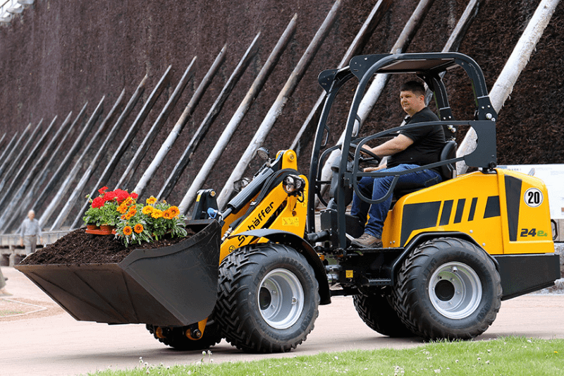 Schäffer 24E Radlader beim Transport von Blumen