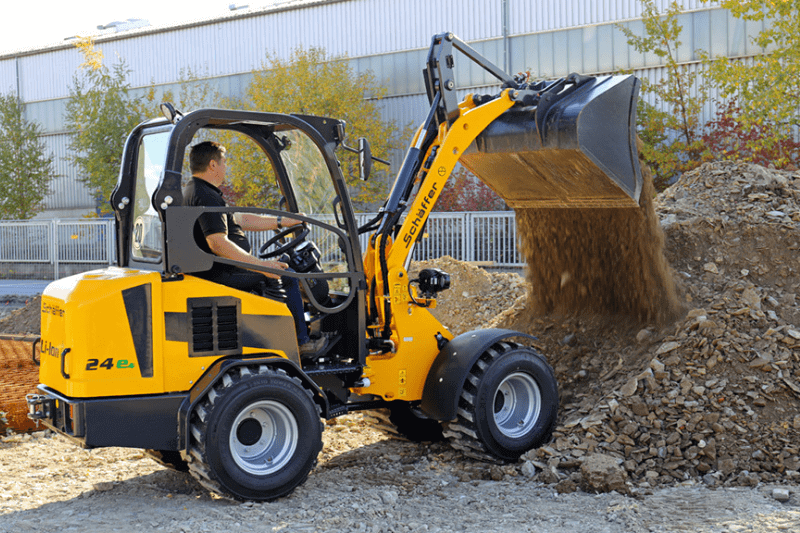 Schäffer 24E lädt kies