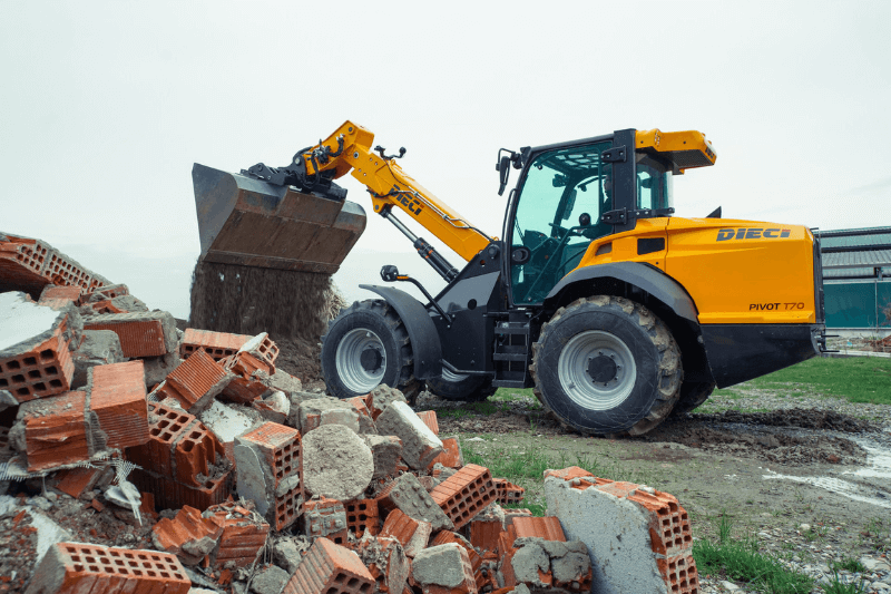 Teleskoplader Dieci PIVOT T70 lädt Erde ab