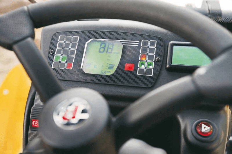 Blick auf das Armaturenbrett eines Teleskopladers Dieci PIVOT T80