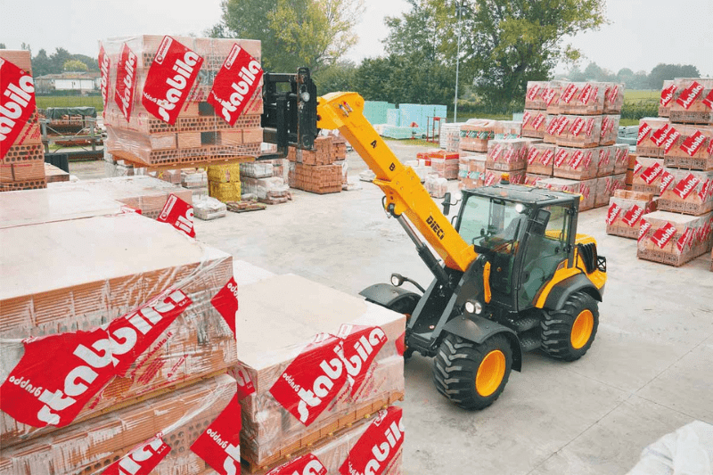 Dieci PIVOT T80 mit Palettengabel im Einsatz