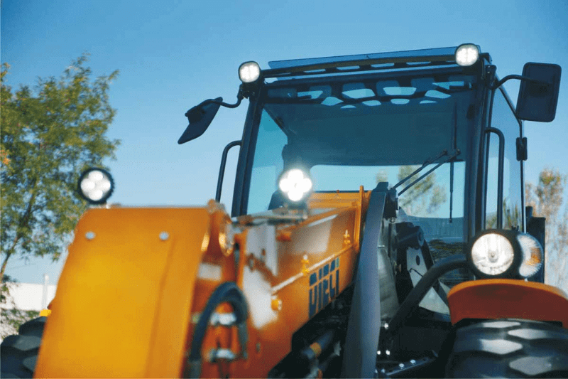 Dieci PIVOT T90Teleskoplader mit eingeschalteter Beleuchtung