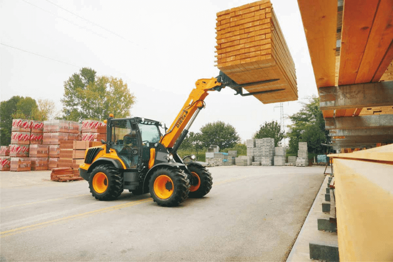 Dieci PIVOT T90 Teleradlader im Einsatz mit Palettengabel