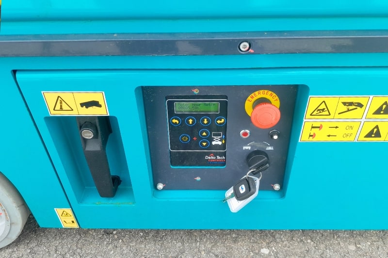 Das Bedienfeld der SUNWARD Scherenarbeitsbühne SWSL0807DC, das sie so benutzerfreundlich macht