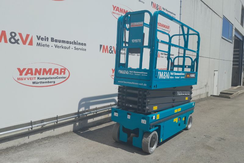 Arbeitsbühne mit Scherengitter von vorn in eingefahrenem Zustand