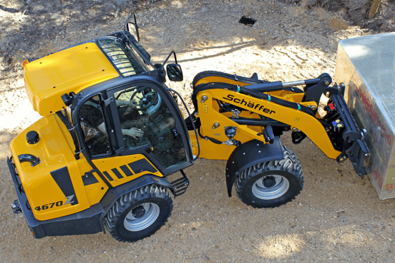 Radlader Schäffer 4670 Z beim Palettenrücken