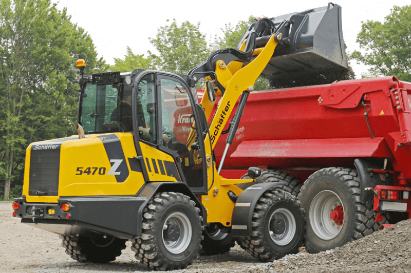 Schäffer 5470 Z Radlader belädt LKW