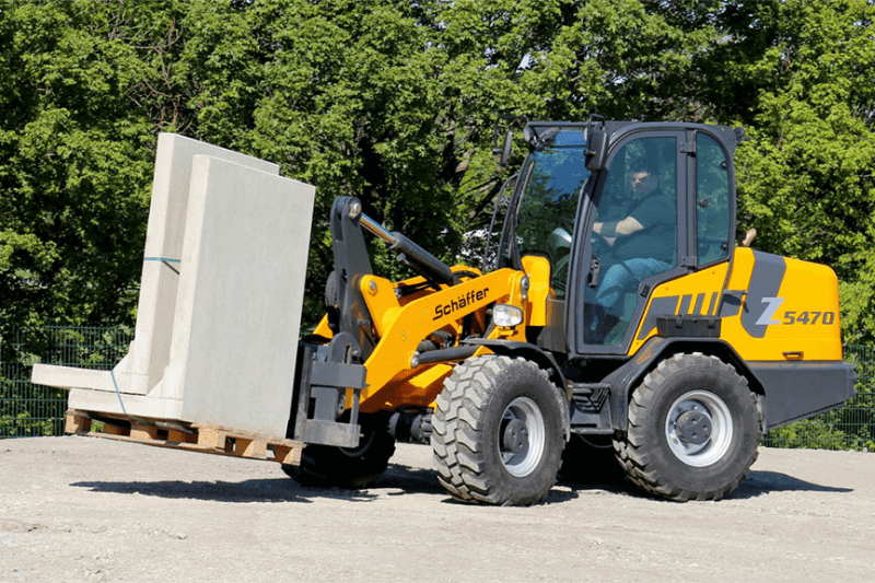 Schäffer 5470 Z Radlader beim Palettenrücken
