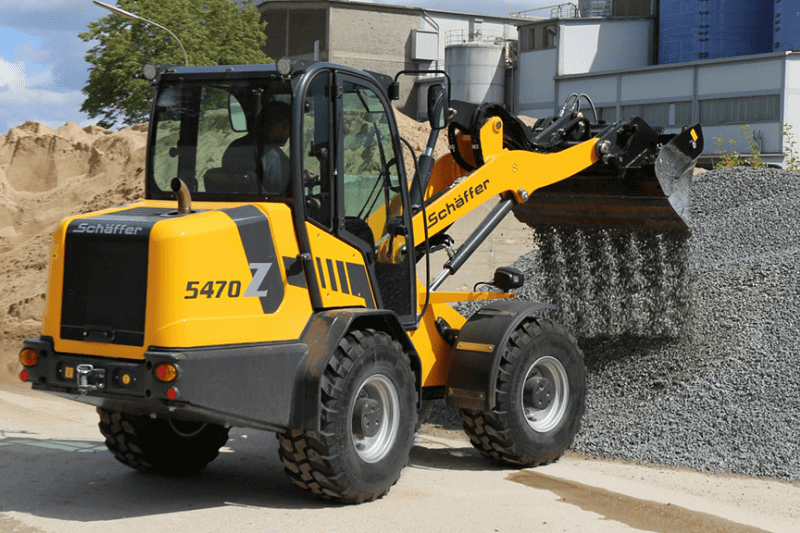 Schäffer 5470 Z Radlader transportiert Kies