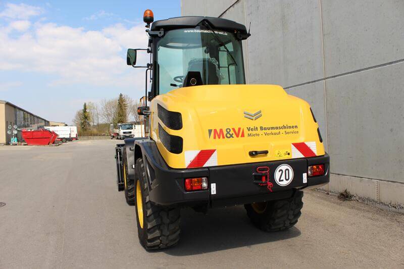Heckansicht des Radladers Yanmar V100 bei Baumaschinenvermietung