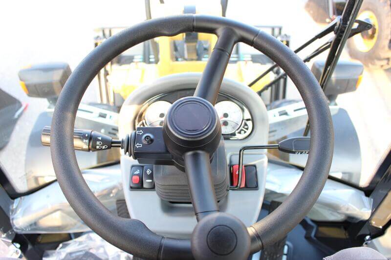 Blick auf die Lenkung des Radladers Yanmar V100 Stage 5