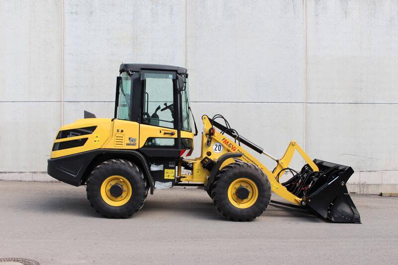 Seitenansicht rechts des Radladers Yanmar V80 Stage 5 bei Baumaschinenvermietung