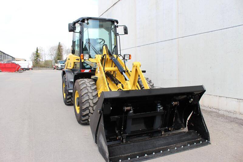 Radlader Yanmar V80 mit Anbauteil Schaufel