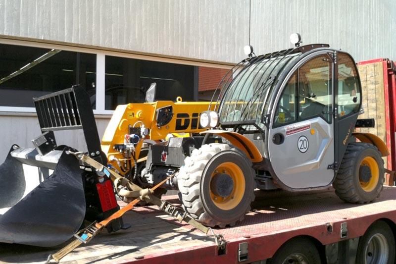 Ein leistungsstarker Teleskopstapler von Dieci wird zum Mieter transportiert