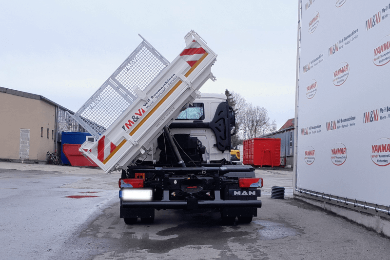 Die Ladefläche des MAN TGL 8.190 4X2 BB KIPPER wird zur Demonstration auf eine Seite gekippt
