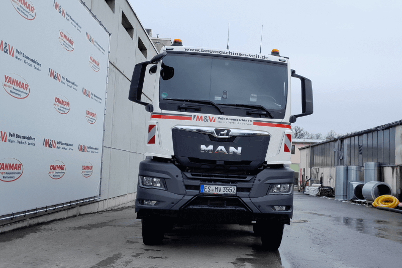 Frontalblick auf den MAN TGS 35.510 8x4 BB Kipper