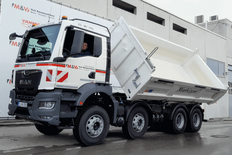 Der MAN TGS 35.510 8x4 BB Kipper in Aktion