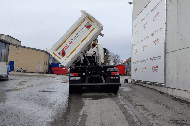 Das Heck des MAN TGS 35.510 8x4 BB Kipper