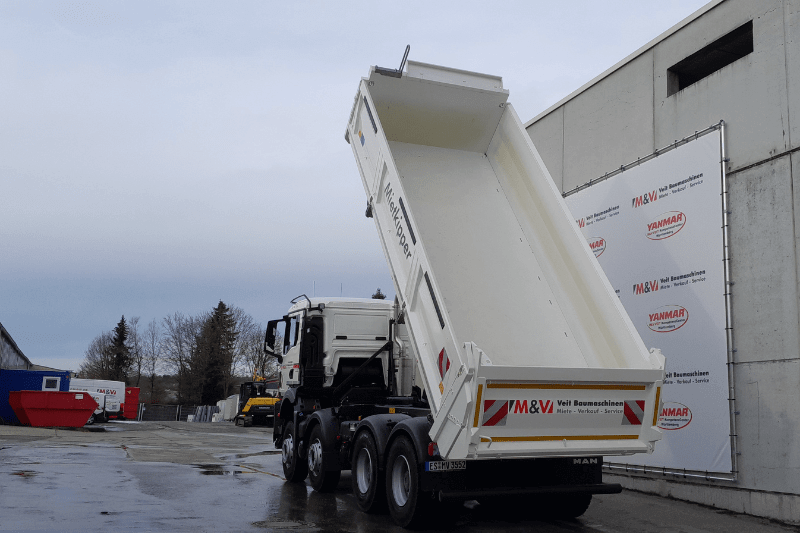 Der MAN TGS 35.510 8x4 BB Kipper auf dem Hof unserer Baumaschinenvermietung